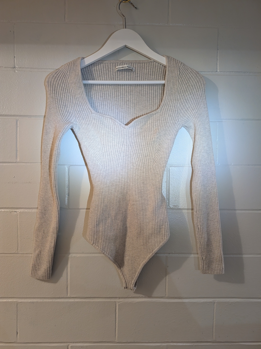 Abercrombie & Fitch Ribbed Long-Sleeve V-Neck Bodysuit in Cream